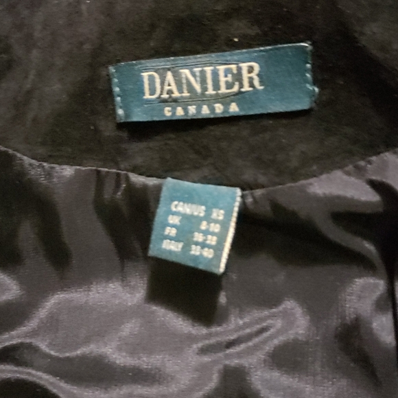 Genuine leather vest by Danier Leather size XS minor signs of wear under armpits - Picture 4 of 6